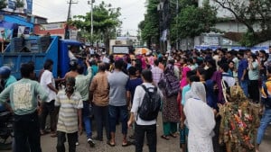 কারখানা বিক্রির আশঙ্কায় সড়ক অবরোধ, শ্রমিকদের বিক্ষোভ