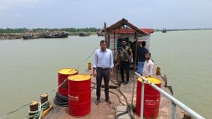 মহেশখালীতে অবৈধ তেল বিক্রয়কেন্দ্রে অভিযান, সিলগালা ৬