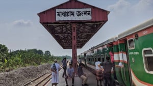ঈশ্বরদীতে চলন্ত ট্রেনের বগিতে আগুন, আতঙ্কে যাত্রীরা