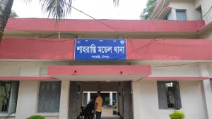 মাদক কারবারির সঙ্গে যোগাযোগ ও অর্থ লেনদেন: শাহরাস্তিতে ৫ পুলিশ সাময়িক বরখাস্ত