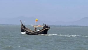 ট্রলারসহ ৩ জেলেকে ধরে নিয়ে গেল আরাকান আর্মি