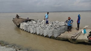 জিও ব্যাগ কেটে বালু চুরি, সেই ব্যাগেই ভরে ফের বিক্রি