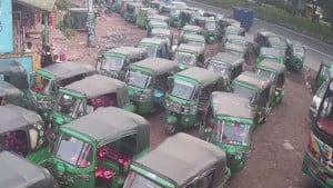 চলছে না সিএনজিচালিত গাড়ি, দুর্ভোগে যাত্রীরা 