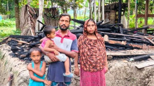 অন্তঃসত্ত্বা বাকপ্রতিবন্ধী নারীর বাড়িতে আগুন, ৪ সন্তান নিয়ে খোলা আকাশের নিচে