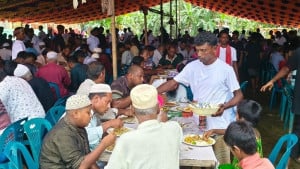 জীবিত থাকতেই ‘চল্লিশা’, ৫ হাজার মানুষকে খাওয়ালেন দম্পতি