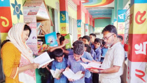 শিক্ষার্থীদের ‘কুঁড়েঘর পাঠাগার’