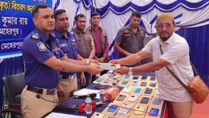মেহেরপুরে হারানো ১০৮ মোবাইল ফিরে পেলেন মালিকরা