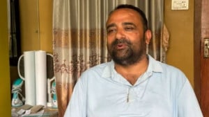 ১০ মিনিটের সিদ্ধান্তে যেভাবে ৯০০ শিক্ষার্থীকে বাঁচালেন শিক্ষক