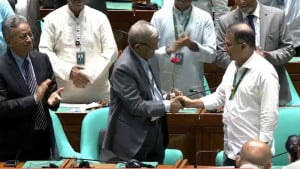 নবনির্বাচিত রাষ্ট্রপতিকে লাল গোলাপ দিয়ে শুভেচ্ছা জানালেন প্রধানমন্ত্রী