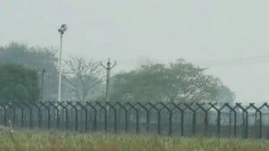 বাংলাদেশিকে ধরে নিয়ে যাওয়ায় দুই ভারতীয়কে আটক করল গ্রামবাসী