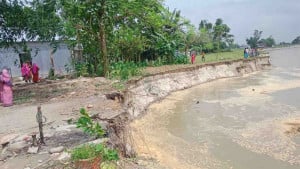 যত্রতত্র বালু তোলায় নদনদীর ভাঙন