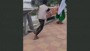 স্কুলছাত্রীকে লাথি মারার ভিডিও ভাইরাল, ভুক্তভোগীকে টিসি দেওয়ার অভিযোগ