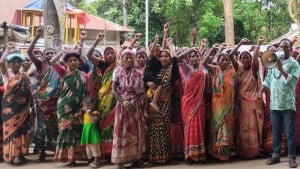 চার দফা দাবিতে চা শ্রমিকদের বিক্ষোভ