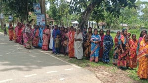 মজুরির দাবিতে দেওড়াছড়া চা বাগানে শ্রমিকদের অবস্থান