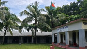১০ শিক্ষকের বিদ্যালয়ে শিক্ষার্থী ৯, পাস করলেন ১ জন