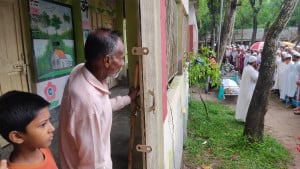বন্ধু কামাল হোসেনের জানাজায় প্রদীপ সরকার, চোখের জলে শেষ বিদায়