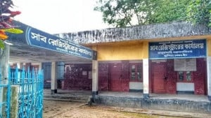 মাকে মৃত দেখিয়ে জমি লিখে নেওয়ার অভিযোগ