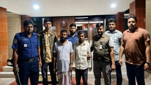 চলন্ত বাসে শিক্ষিকাকে অচেতন করে স্বর্ণালংকার লুট, গ্রেপ্তার ২