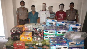 গভীর রাতে দেকানের তালা ভেঙে ট্রাক ভরে আইপিএস-ব্যাটারি চুরি, গ্রেপ্তার ৪
