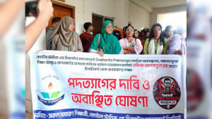 এবার বিভাগীয় চেয়ারম্যানের পদত্যাগের দাবিতে তালা দিলো শিক্ষার্থীরা