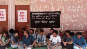 রাবি শিক্ষক সুজন সেনকে স্থায়ী বহিষ্কারের দাবিতে শিক্ষার্থীদের ক্লাস-পরীক্ষা বর্জন