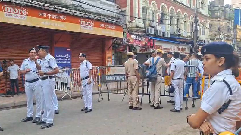 হোটেলটি ঘিরে রেখে ঘটনার তদন্ত শুরু করেছে পুলিশ