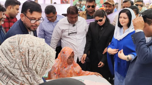 কড়াইল বস্তিতে ‘ফ্রি হার্ট ক্যাম্প’ উদ্বোধন করলেন জুবাইদা রহমান