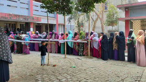 আড়াইহাজারে নারী ভোটারের ব্যাপক উপস্থিতি