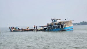 যুবলীগ-যুবদল-জামায়াতের যুব বিভাগ মিলে খোলপেটুয়া-কপোতাক্ষ নদের বালু লুট