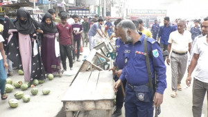 উচ্ছেদের দুই ঘণ্টা পরই ফের বসল দোকান