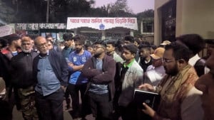 বাসের দাবিতে চবির মূল ফটকে বিকেলে তালা চাকসুর, খুলল রাতে