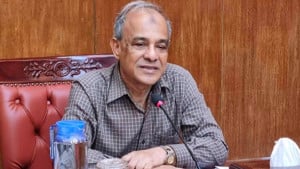 শেষ কর্মদিবসের আগেই স্বরাষ্ট্র উপদেষ্টাকে ছেড়ে গেলেন গানম্যান ও ড্রাইভার