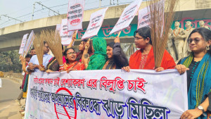 ঢাকা বিশ্ববিদ্যালয়ে বাম ছাত্রসংগঠন ও শিক্ষার্থীদের ঝাড়ু মিছিল