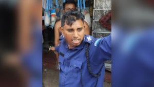 কাগজপত্র দেখতে চাওয়ায় ট্রাফিক সার্জেন্টকে মেরে রক্তাক্ত করলেন ট্রাকচালক