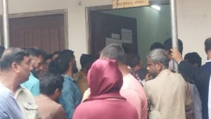 বরিশালে ধর্মঘট চললেও বিচারপ্রার্থীদের কাছ থেকে ফি নিচ্ছেন আইনজীবীরা