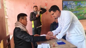খাগড়াছড়িতে ভোট দিলেন ডাকসু ভিপি সাদিক কায়েম
