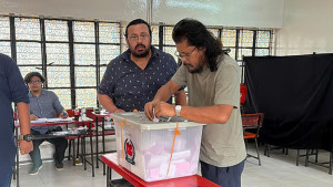 ভোট দিয়ে জেমস বললেন, ‘দেশে যেন শান্তি আসে’