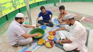 সন্ধ্যায় লঞ্চই হয়ে উঠে শ্রমজীবীদের বাড়ি, মিলেমিশে করেন ইফতার