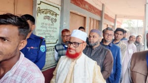 লাইনে দাঁড়িয়ে ভোট দিলেন এটিএম আজহার