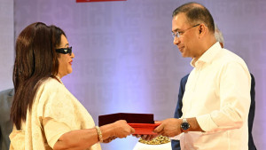 একুশে পদক গ্রহণ করলেন ববিতা, জানালেন কৃতজ্ঞতা