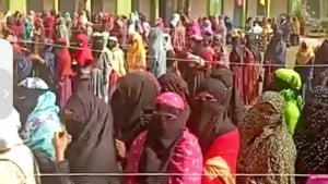 নারী ভোটারদের শৃঙ্খলায় চলছে ভোট উৎসব