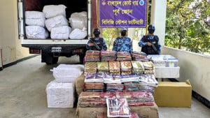 শুল্ক ফাঁকি দিয়ে আনা বিদেশি কাপড় ও সিগারেট জব্দ