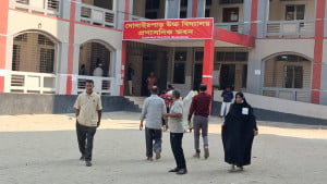 ধানের শীষের স্টিকার লাগিয়ে বুথে প্রবেশের চেষ্টা, আইনশৃঙ্খলা বাহিনীর বাধা