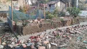 ডুমুরিয়ায় চা বিক্রেতার বসত-ভিটা ভেঙে গুঁড়িয়ে দিল প্রতিপক্ষরা