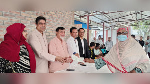 ফরিদপুরে দুস্থদের মাঝে শাহজালাল ইসলামী ব্যাংক ফাউন্ডেশনের অনুদান