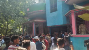 প্রবাসীর স্ত্রী-সন্তানসহ তিনজনকে ছুরিকাঘাতে হত্যা 