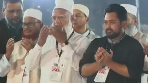 শহীদ মিনারে ফুল ‍দিলেন জামায়াত আমির, বেদিতে দাঁড়িয়ে দোয়া