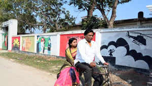 শ্বশুরের বাইসাইকেলে চেপে জীবনের প্রথম ভোট দিলেন কনিকা