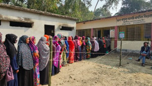 ভোটকেন্দ্রে নারীর উপচেপড়া ভিড়