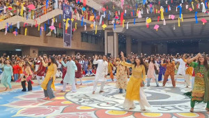 নর্থ সাউথ বিশ্ববিদ্যালয়ে বর্ণিল বসন্তবরণ